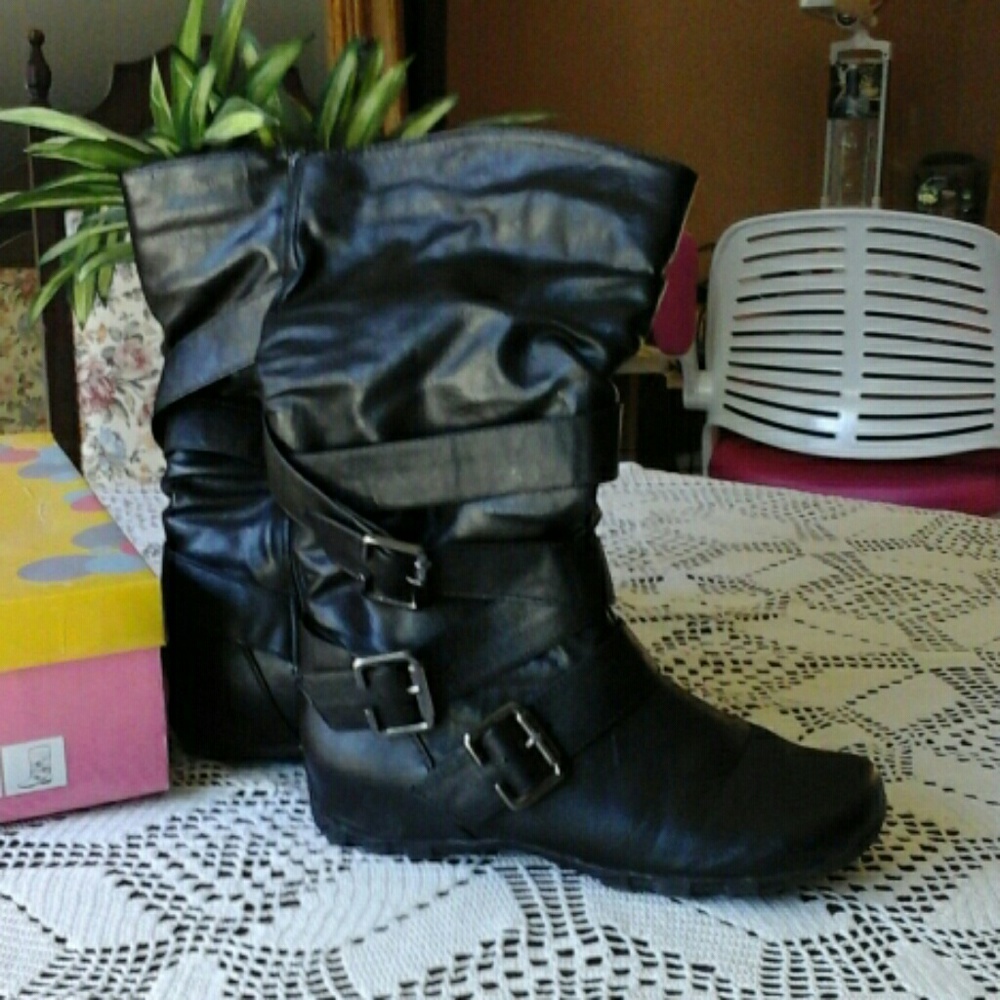 Soda Shoes flat black low-shaft boots
